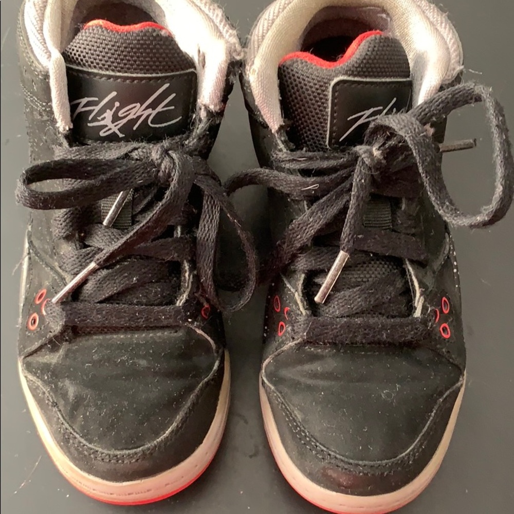 Little boys Jordan’s 12 602669–003